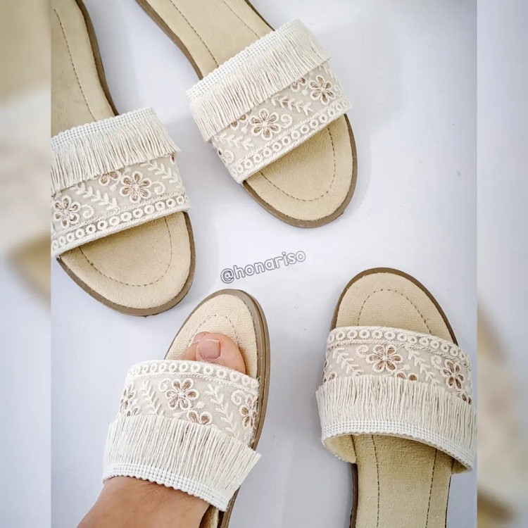 صندل زنانه شیری